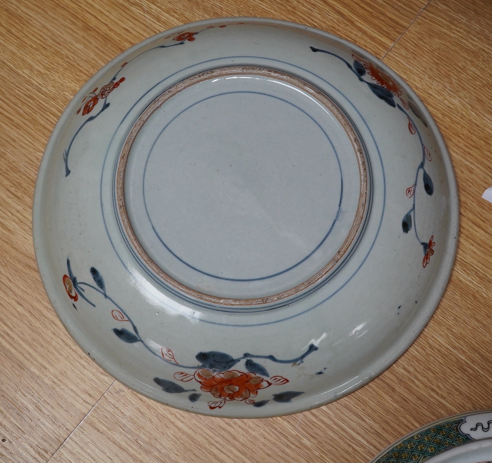 An 18th century Japanese Imari saucer shaped dish, 33cm diameter. Condition - good, some wear